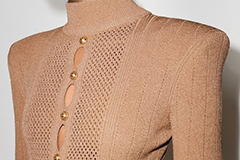 Na buntáistí agus na tréithe a bhaineann le fabraicí cniotáilte.