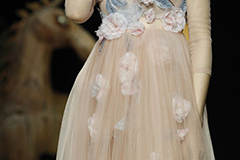 Cé na feidhmchláir fabraice a bhfuil an próiseas bróidnéireachta oiriúnach dóibh?